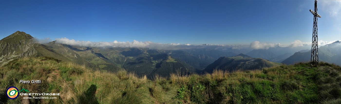 44...prima la nebbia, ora invece mi godo un bel panorama di vetta dal Pizzo delle Segade (2173 m).jpg